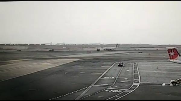 டிரக் மீது மோதிய விமானம் டிரக் மீது மோதிய விமானம்