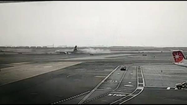 61 பயணிகள் ஆஸ்பத்திரியில் அனுமதி 61 பயணிகள் ஆஸ்பத்திரியில் அனுமதி