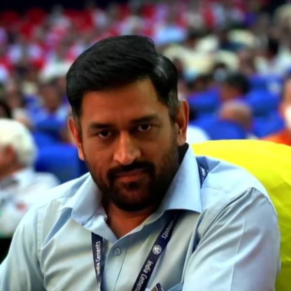 தோனியின் கேப்டன்ஷியை ஒப்பிட்டு 