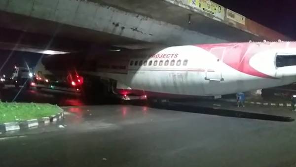 ஓட்டலுக்காக பழைய விமானம் 