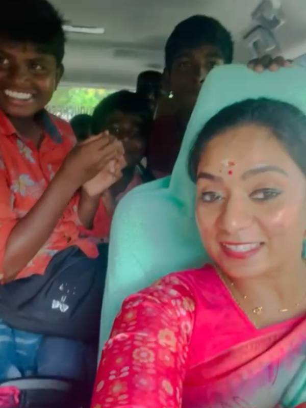 காரில் ஏற்றிய அமைச்சர்.. 