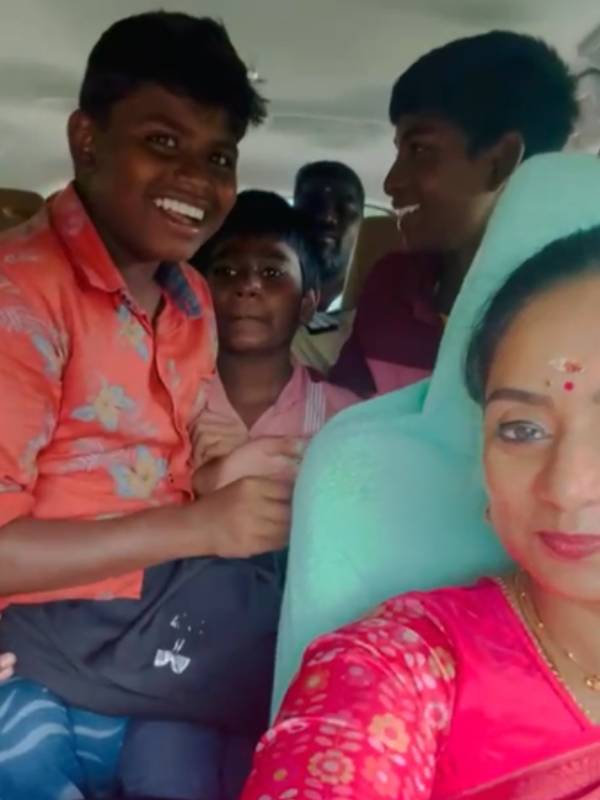 ஜாலி அரட்டை.. 