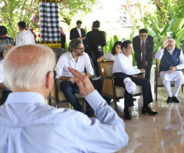  சல்யூட் அடித்த ஜோபைடன்