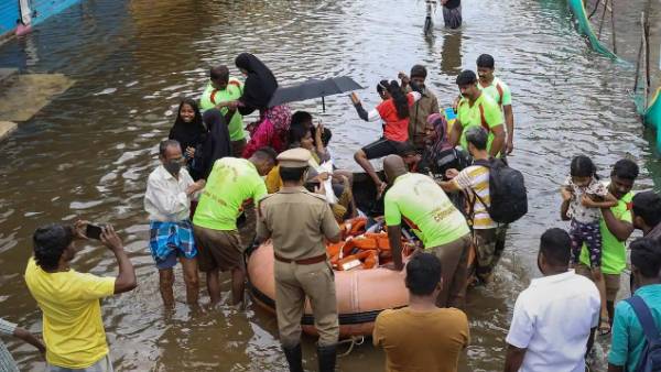 நிவாரண முகாம்களில் மக்கள் நிவாரண முகாம்களில் மக்கள்