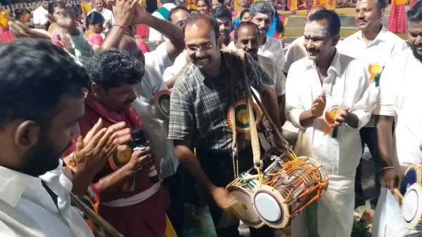 பம்பை அடித்த கலெக்டர் 