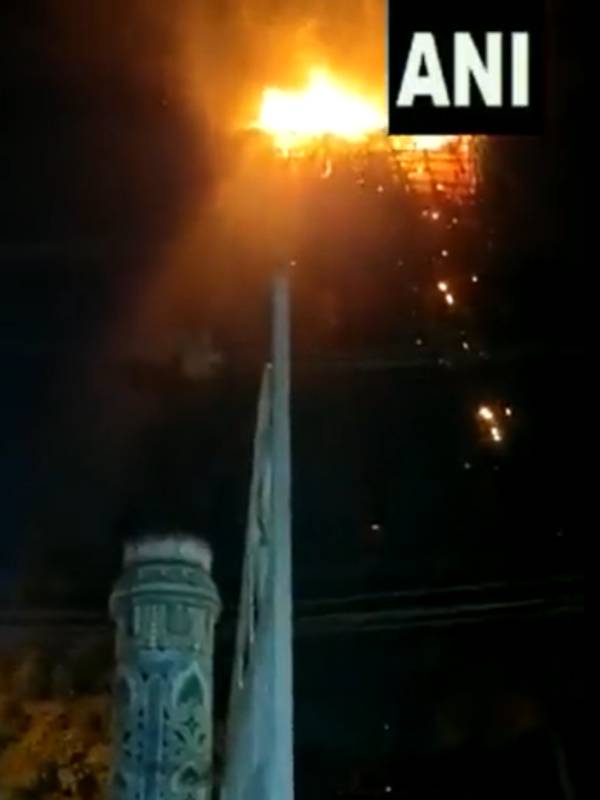 பற்றி எரிந்த கோபுரம் 