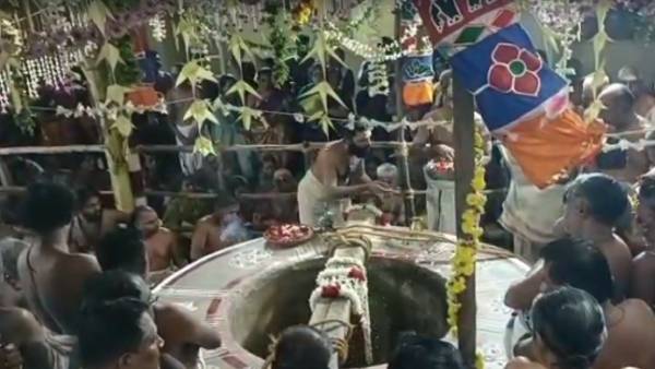 Devotees holy bath Karthigai Amavasai Kumbakonam Sridhara Ayyaval Matt well Ganges overflows 