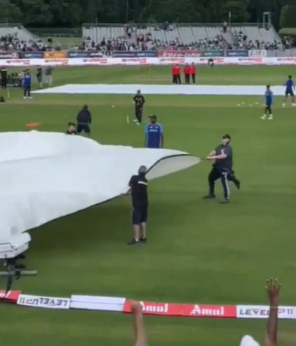 மைதான ஊழியர்களுக்கு உதவிய சாம்சன் 