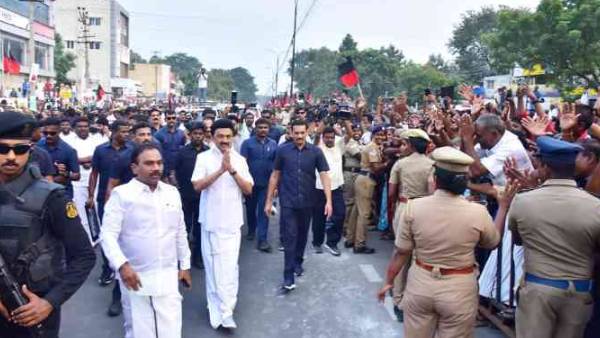 ஸ்டாலினிடம் மனு அளித்த பொதுமக்கள் 