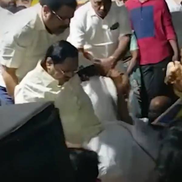 தாங்கிப் பிடித்த மகன் 