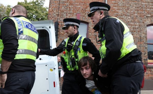 UK: A youth arrested after eggs thrown at King Charles 