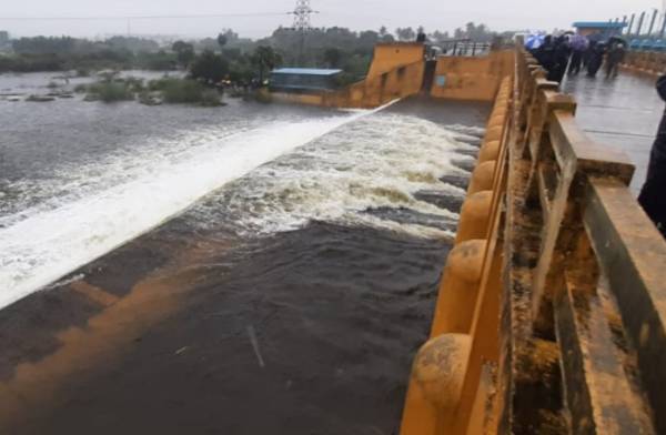  1000 கனஅடி நீர் வெளியேற்றம் 