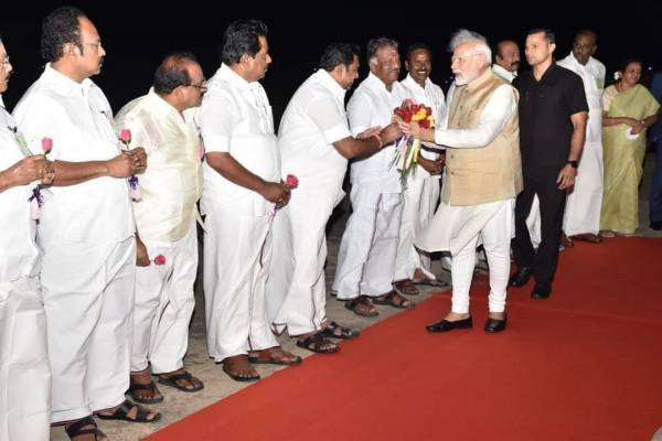  ஒன்றாக அருகருகே நின்று 