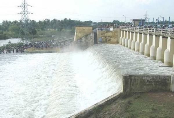 ஏரியை காண வரும் மக்கள் 