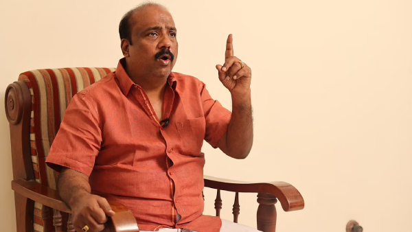  இனிப்பை ஊட்டி முதுகில் கத்தி