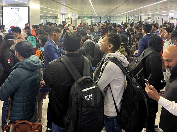 பொறுமை இழந்த பயணிகள்