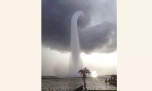 கடல் நீரை உறிஞ்சிய மேகங்கள் கடல் நீரை உறிஞ்சிய மேகங்கள்