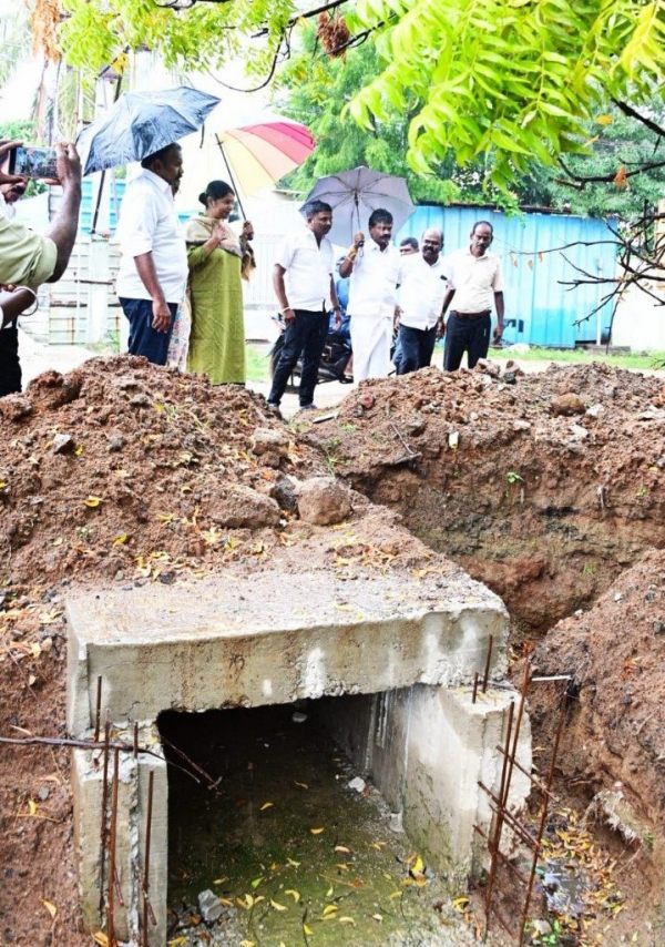 காலில் விழக் கூடாது 