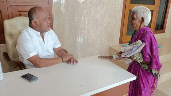 தயங்கி நின்ற மூதாட்டி தயங்கி நின்ற மூதாட்டி