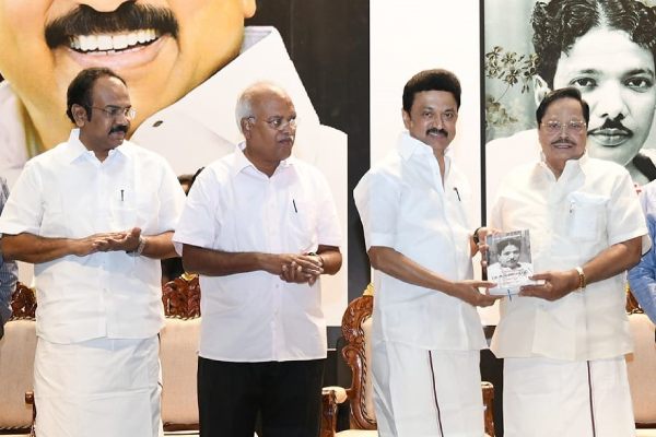 வழி காட்டுபவராக 