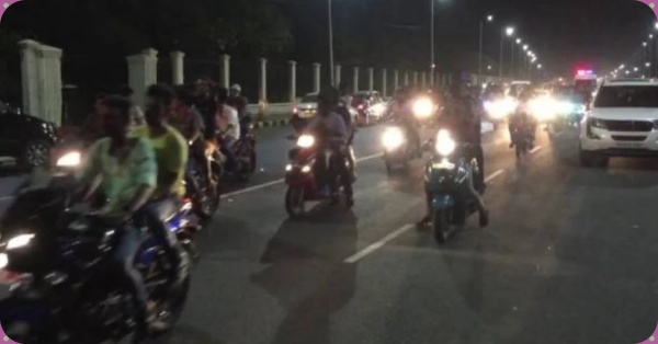 பைக் ரேஸில் ஈடுபடுபவர்கள்.. பைக் ரேஸில் ஈடுபடுபவர்கள்..