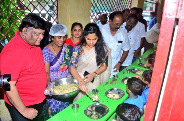  அழகாக இருக்கீங்க..