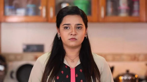 இனியாவின் சூழ்ச்சி