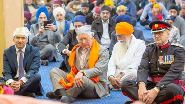 தரையில் உட்கார்ந்தார் தரையில் உட்கார்ந்தார்