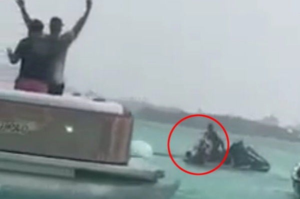  கடலில் குதித்த இளம்பெண் 