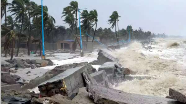 கரையை கடந்த புயல் கரையை கடந்த புயல்