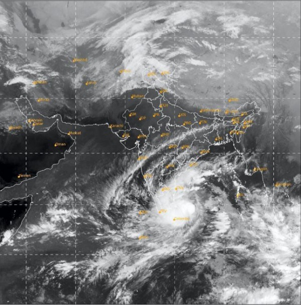 நள்ளிரவில் கரையை கடக்கும் புயல் நள்ளிரவில் கரையை கடக்கும் புயல்