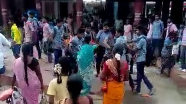 மாணவனுக்கு கத்திக்குத்து 