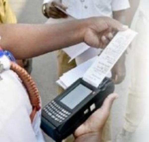 இ செலான் கருவியை பிடுங்கிக் கொண்டு