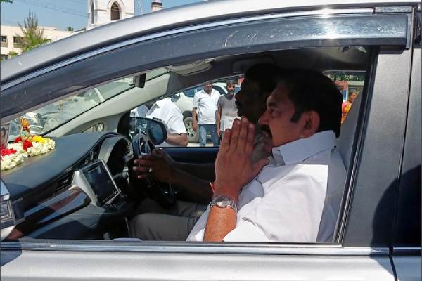  ஈபிஎஸ் ஆதரவு நிர்வாகியின் பணம் திருட்டு