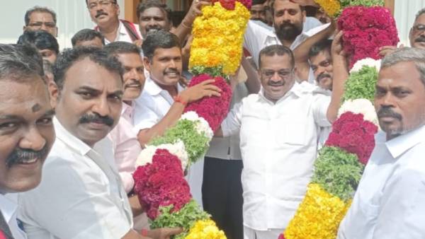 நெகிழ்ந்து போன சுரேஷ்ராஜன் நெகிழ்ந்து போன சுரேஷ்ராஜன்