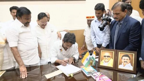 3 கோப்புகளில் கையெழுத்து 