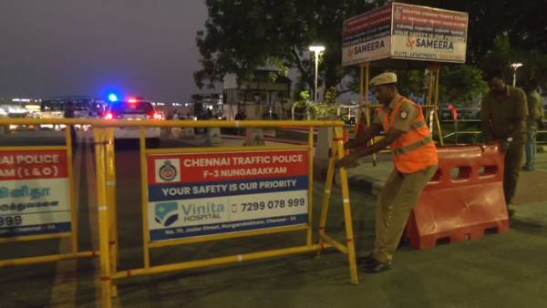 தடுப்புகள் அமைத்து சோதனை