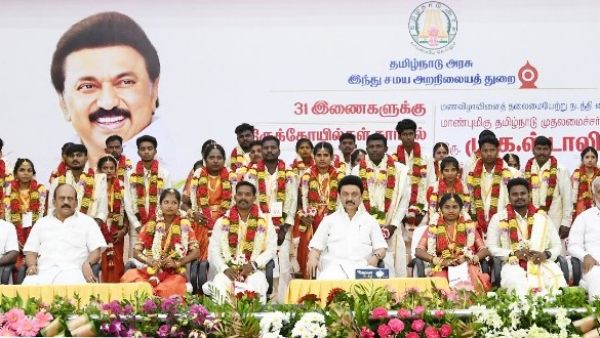 சேற்றை வாரி இறைக்கிறார்கள் 