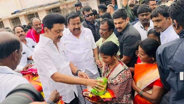 பொருட்கள் வழங்கி உதவி 