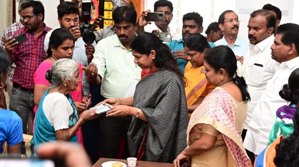 காசோலை வழங்கிய கனிமொழி 