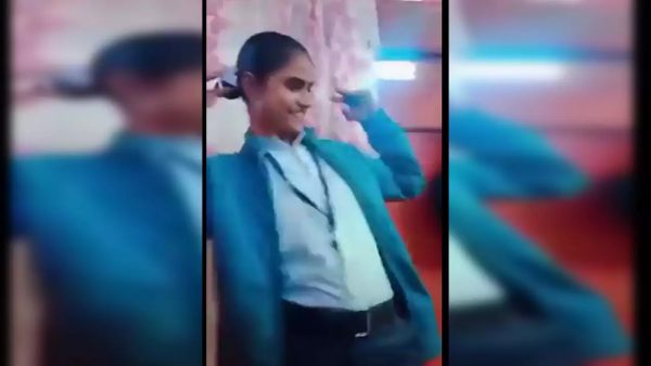 நடனமாடிய பெண் கான்ஸ்டபிள்கள் 