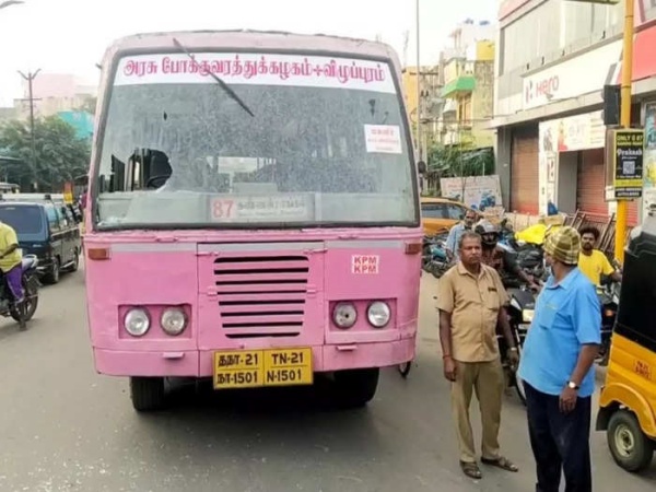 அரசு பேருந்தின் கண்ணாடியை