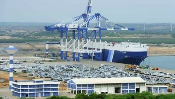 இலங்கை துறைமுகத்தில்..