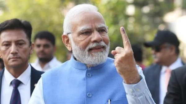 ஓட்டுப்போட்ட பிரதமர் மோடி ஓட்டுப்போட்ட பிரதமர் மோடி