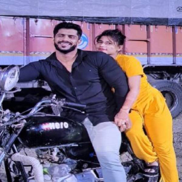 செருப்பு வாங்க வந்த பெண் 