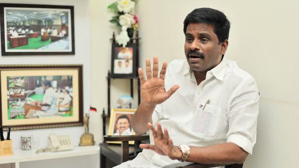 காலில் விழுவது 