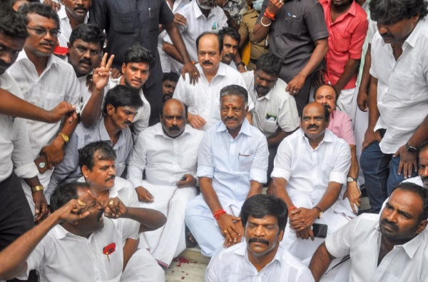 ஓபிஎஸ் அணிக்குள் குழப்பம்