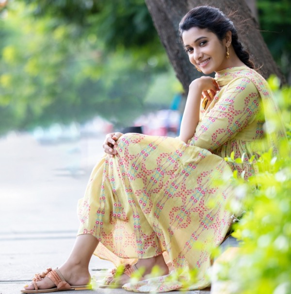 பொறாமையில் பொங்கும் நெட்டிசன்கள்