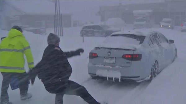 18 பேர் பலி-விமானங்கள் ரத்து 