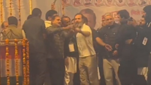 செல்பிக்கு ராகுல் காந்தி எதிர்ப்பு செல்பிக்கு ராகுல் காந்தி எதிர்ப்பு